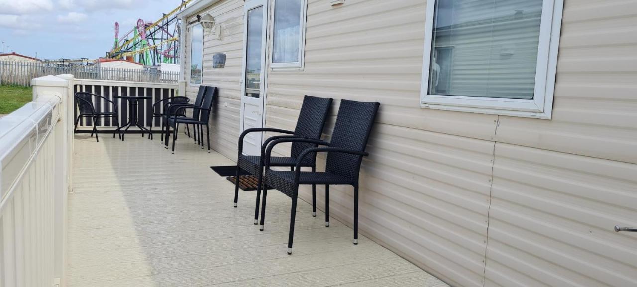 Lovely Caravan With Decking At Coral Beach Park In Lincolnshire Ref 77001C Hotel Ingoldmells Kültér fotó
