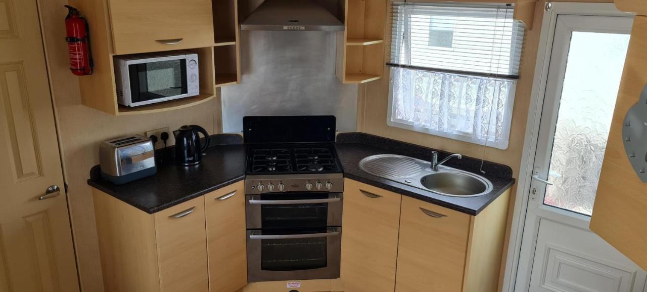 Lovely Caravan With Decking At Coral Beach Park In Lincolnshire Ref 77001C Hotel Ingoldmells Kültér fotó